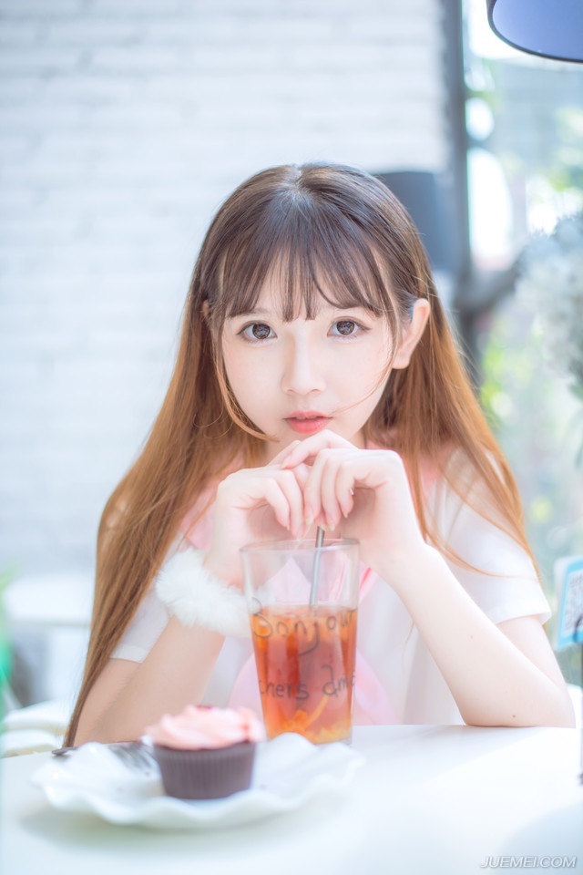真正的朋友之间就像手和眼睛那样，手受伤了眼睛会流泪，而眼睛流泪了手也会去拭泪。